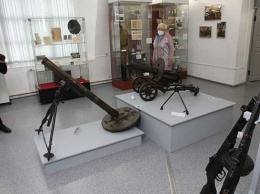 Более 150 военных экспонатов представили в Алтайском краеведческом музее