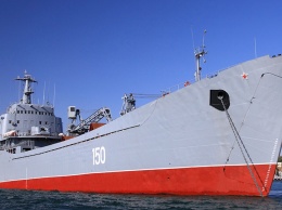 Подшефный Саратову десантный корабль устроил стрельбу в Черном море