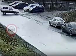 В Кохме на видео водитель Нивы устроил аварию на видео и сбежал