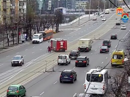 В Калининграде пожарные перекрыли магистраль, чтобы пенсионерка смогла ее перейти (видео)