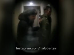 "Решили развлечься": выбивающие двери кадеты разозлили жителей дома в Подмосковье