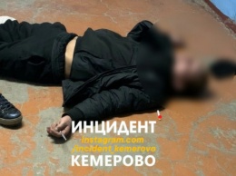 Кемеровчане обнаружили в подъезде мужчину с окровавленным шприцом