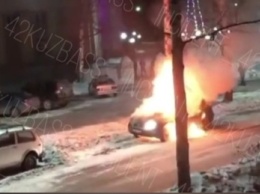 Припаркованный автомобиль загорелся в кузбасском городе