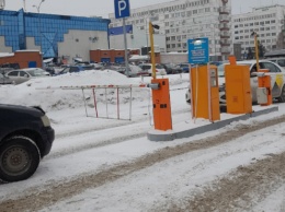 Кемеровчанка заблокировала выезд с крупной парковки