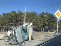 ДТП в Симферополе: машина переломила бетонный столб
