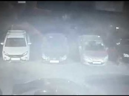 Момент поджога иномарок в Кемерове попал на видео