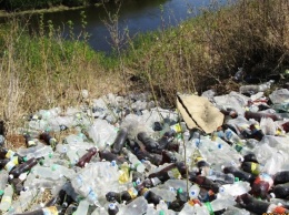 На берегу реки Тагил обнаружена свалка пластиковых бутылок с просроченными напитками