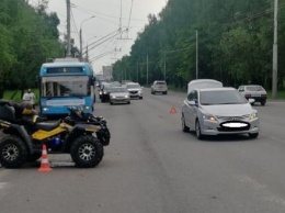На Московской квадроцикл "толкнул" легковушку, пострадал пешеход