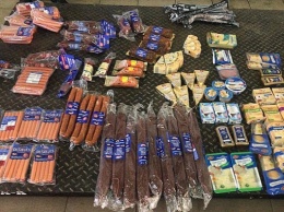 В кабине у калининградского дальнобойщика нашли 40 кг литовской колбасы и сыра