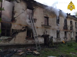 Пожар в расселенной барнаульской двухэтажке едва не перекинулся на скандально известный аварийной дом
