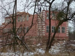 Под Славском разбирают довоенное здание школы, закрытой несколько лет назад (фото)