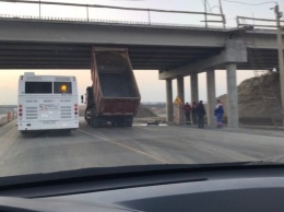 В Симферополе грузовик с открытым кузовом врезался в мост