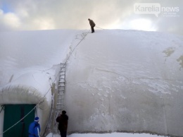 На манеже циркачи! Смотрим, как очищают от снега надувной спортивный комплекс в Петрозаводске