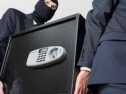 В Южно-Сахалинске полицейские задержали подозреваемых в краже сейфа