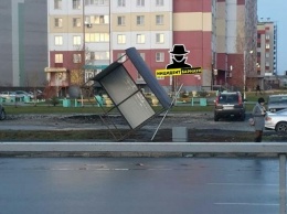 В Барнауле ветром снесло остановку с людьми