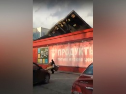 Магазин лишился крыши из-за сильного ветра в Кузбассе