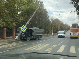 В Симферополе грузовик завалил столб с фонарем