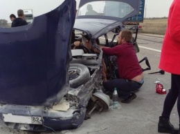 На крымской трассе фура столкнулась с легковушкой: пострадал водитель