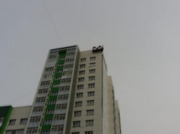 В Барнауле чинят обшивку дома, которую оторвал ветер