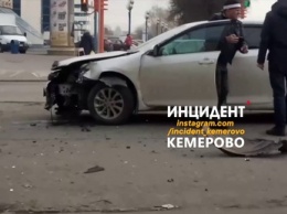 Серьезное ДТП произошло возле кемеровского кинотеатра