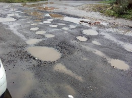 Дорога на улице Шустовой развалилась за несколько дней после ремонта