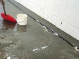 Как в Венеции: подземный переход в Барнауле заливает водой