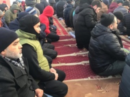 После сноса мечети в Екатеринбурге мусульмане молятся на снегу