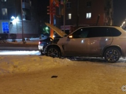 Автомобиль въехал в столб после аварии в центре Кемерова