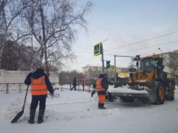 Дорожники с ночи чистят улицы Благовещенска от снега