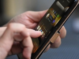 Эксперты признали экраны смартфонов переносчиками опасных бактерий