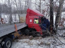 В Белогорском районе пожарные достали водителя из разбитого грузовика