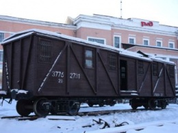 В парке Свободного поставили вагон-теплушку и паровоз Черепановых