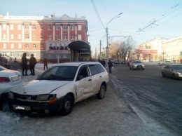 Nissan в Барнауле после ДТП вылетел на тротуар и сбил пешехода