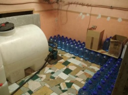 Полиция изъяла 600 литров алкогольного суррогата в подпольном цехе в Кузбассе