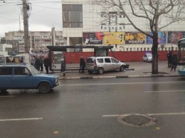 Появилось видео ДТП с автомобилем, который врезался в остановку в центре Симферополя