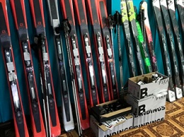 Спортивная школа в Тынде получила новые лыжи, клюшки и шайбы