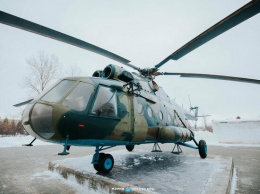 Вертолет Ми-8 установили в Чебоксарах на территории школы № 22