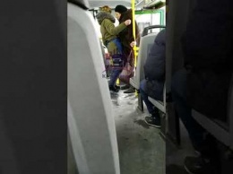 Кондуктор в Красноярске ногами вытолкала женщину без маски из автобуса
