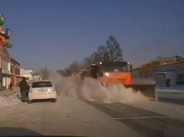 Водитель дорожной техники в Шимановске пустил «снежную лавину»