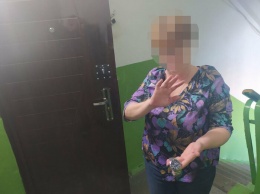 Пожилая учительница из Томска украла часы в аэропорту Симферополя, - ФОТО