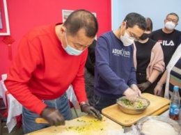Амурчане научили китайских студентов готовить оливье