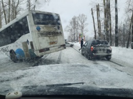 Пассажирский автобус вылетел в кювет на кемеровском перекрестке