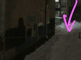 Власти назвали сроки уборки опасных снежных шапок на крыше одного из домов Кемерова