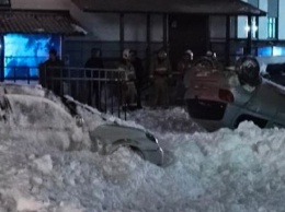 На Алтае рухнувший с крыши снег перевернул автомобиль