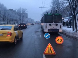 В Калининграде 63-летняя пенсионерка упала в троллейбусе