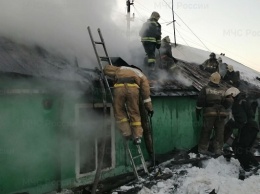 В Барнауле при пожаре погиб пожилой мужчина и пострадала женщина