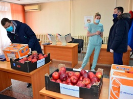 Волонтеры привезли на станцию скорой помощи природные витамины