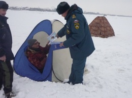 Алтайские спасатели проводят профилактические беседы с рыбаками