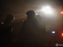 Частный гараж с автомобилем загорелся в Кузбассе ночью