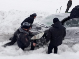 Автомобилистка вылетела с кузбасской трассы из-за погодных условий